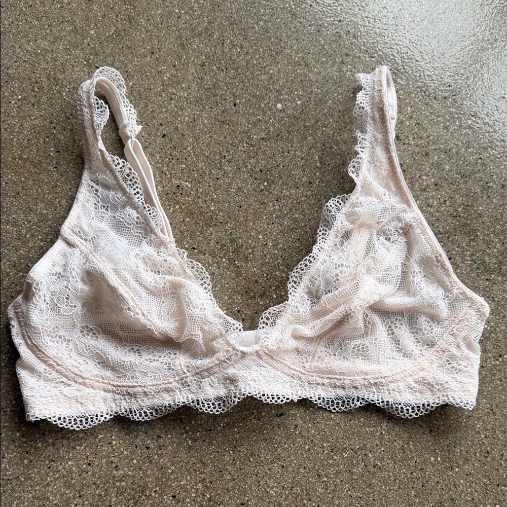 Elegant Lace Bralette in Cream